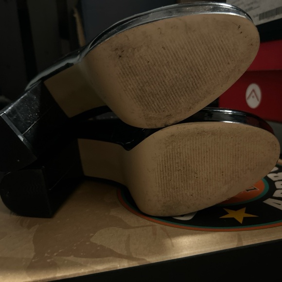 Black and Gold loafers with Classic Design - Picture 4 of 4